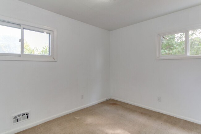 Building Photo - Welcome To Vintage Split-Level Living!