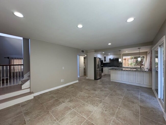 Building Photo - Stunning Newbury Park Home in model condit...