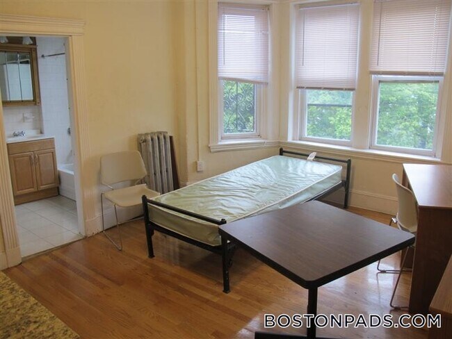 Building Photo - 171 Hemenway St