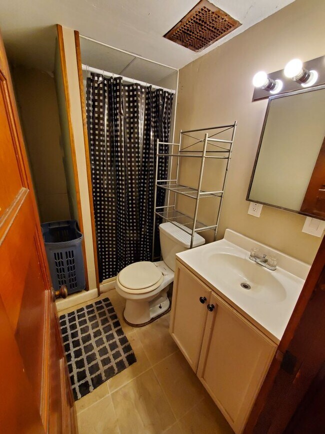 Building Photo - Large 1 bedroom remodeled apartment, washe...