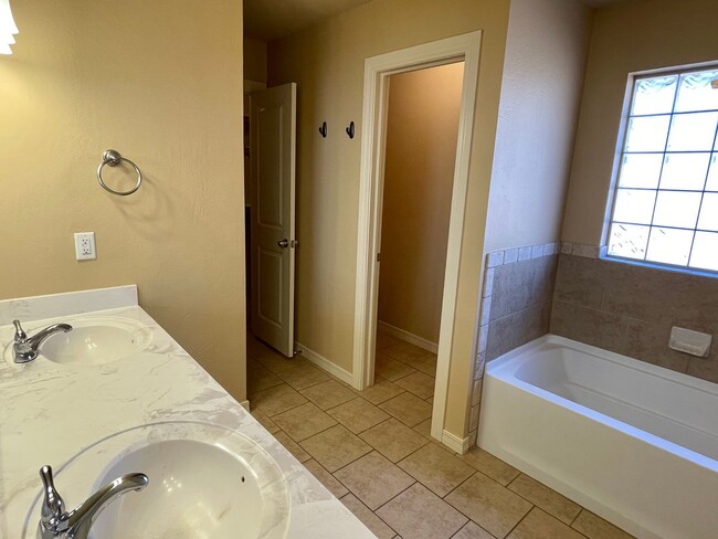 Building Photo - Edmond Home in Gated Community & Deer Cree...