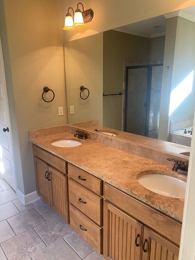 Building Photo - 3 bed / 2 bath Forest Glen