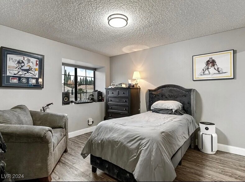 First bedroom - 2801 Willow Wind Ct
