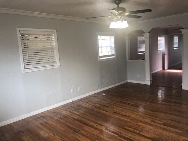 Building Photo - 2707 Royal Rd