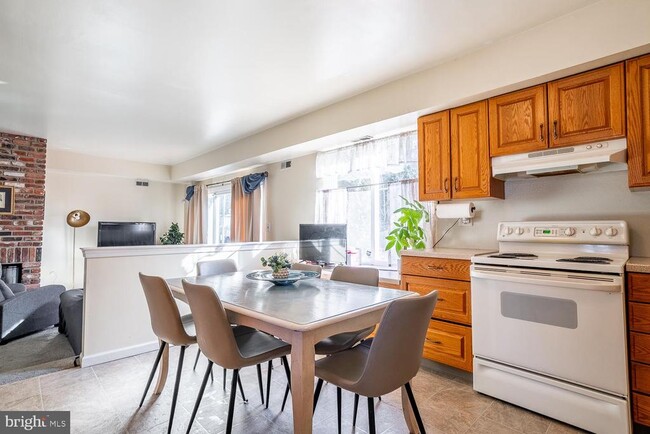 Building Photo - 8 Dickenson Dr