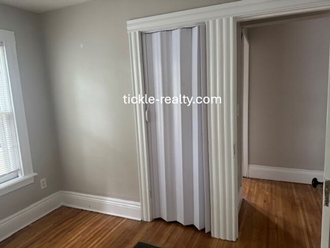 Building Photo - Large 4 Bedroom 2 Bath Single Family Home!...