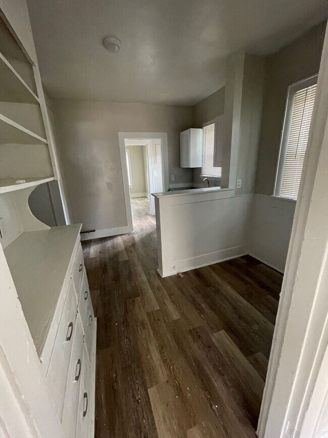 Building Photo - D&amp;G Ventures LLC-516/518 S. Nueces