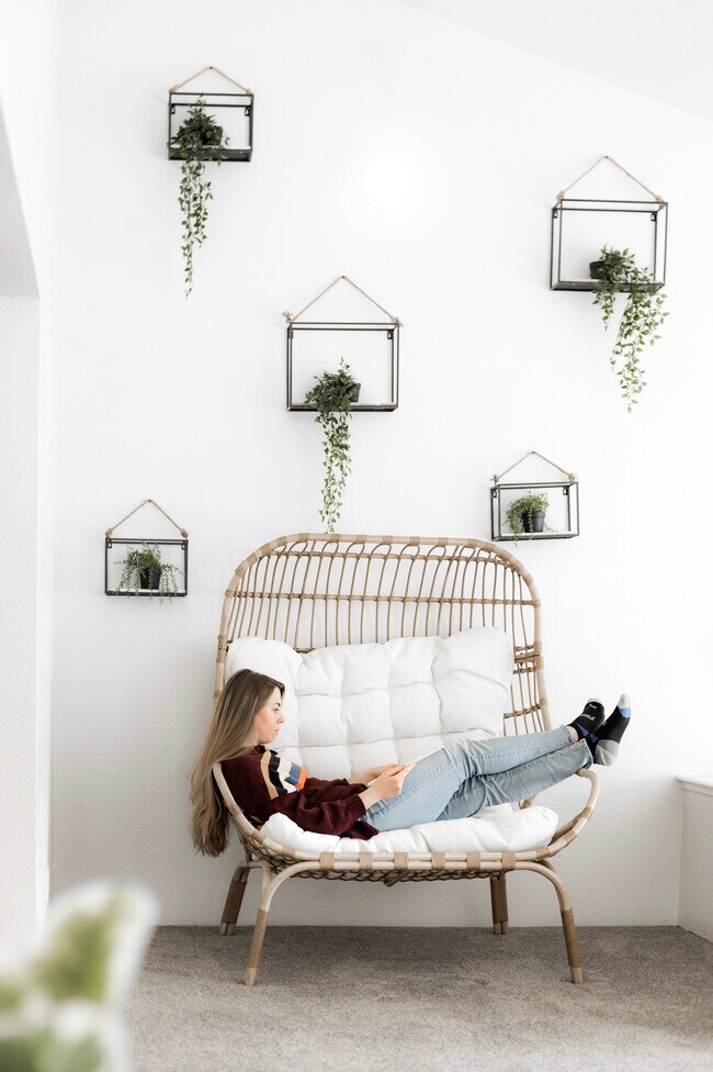 Large Relaxing Common Areas - Arlington Farm Apartments