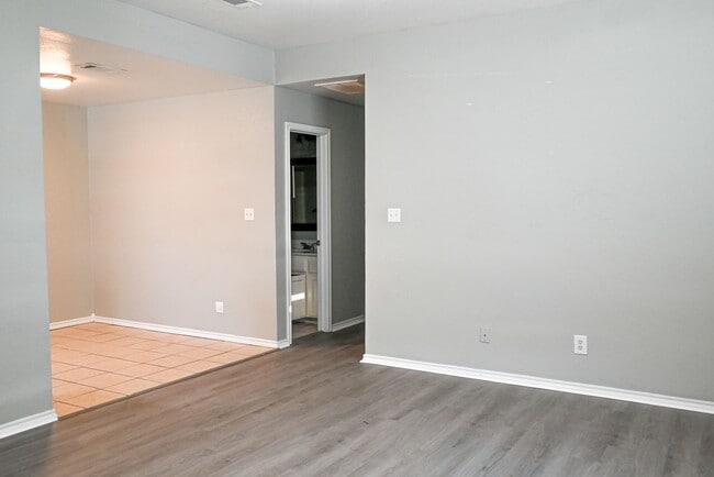 Building Photo - Decatur 2 bedroom 2 bath Duplex Available