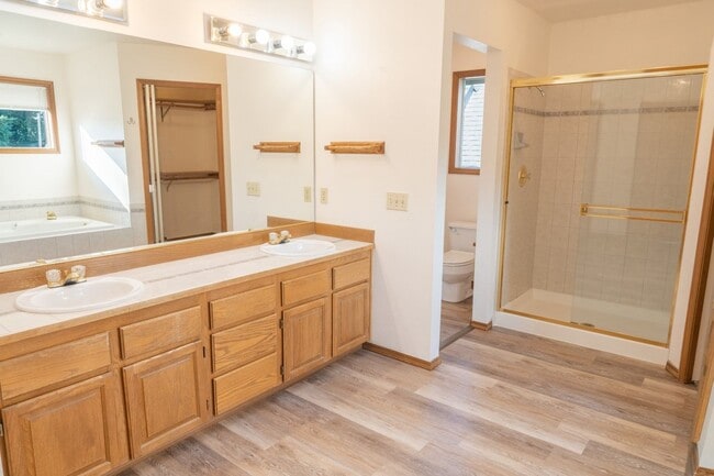Building Photo - 3Bd/2.5Ba Bellevue House( Newport Hill)