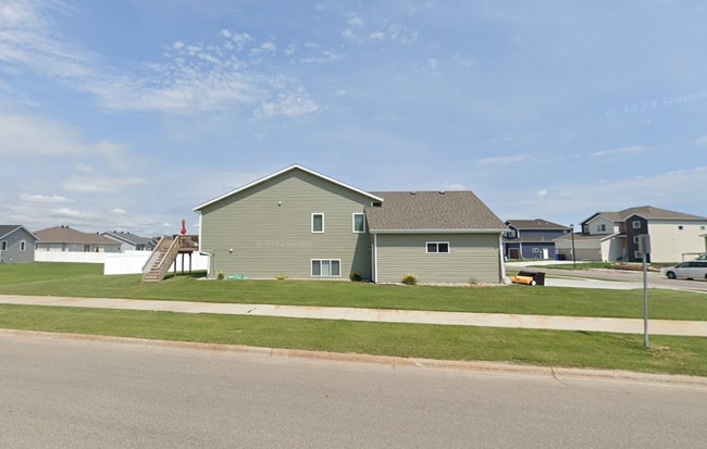 Building Photo - 4 Bed 2 Bath Single Family Home