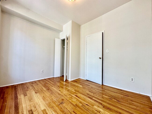 Building Photo - 539 W 49th St