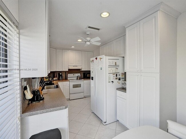 Building Photo - 8511 Casa Del Lago