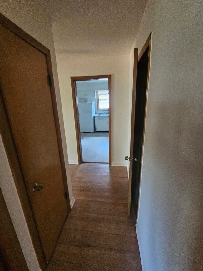 Building Photo - Charming Two Bedroom / 1.5 Bath