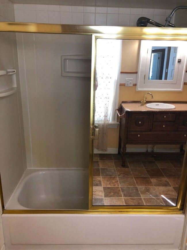 Building Photo - 1st Floor 2 Bedroom Apartment w/ Private Basement - Available July 1st