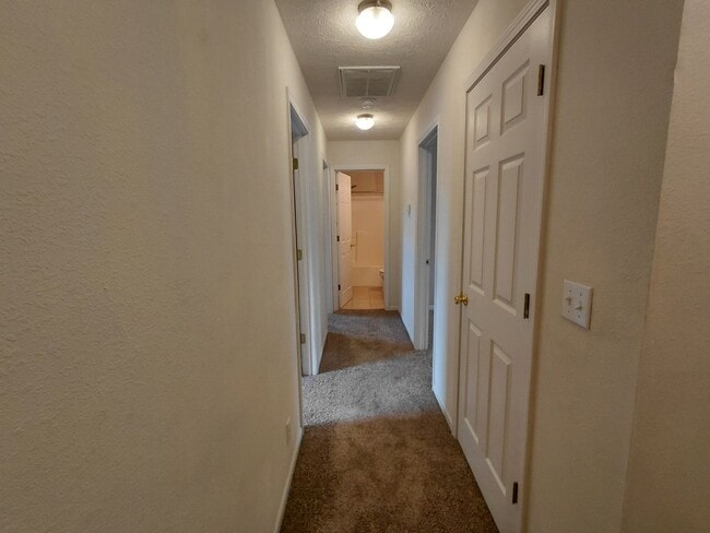 Building Photo - Home close to Post