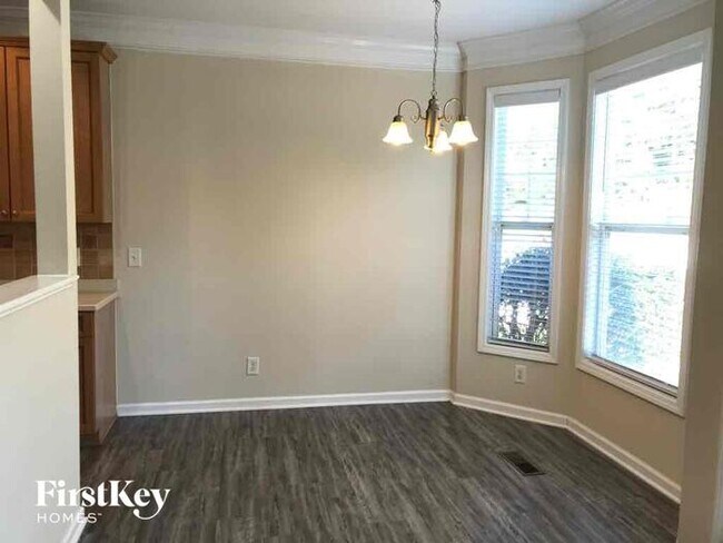 Building Photo - 1988 Sinclair Trce