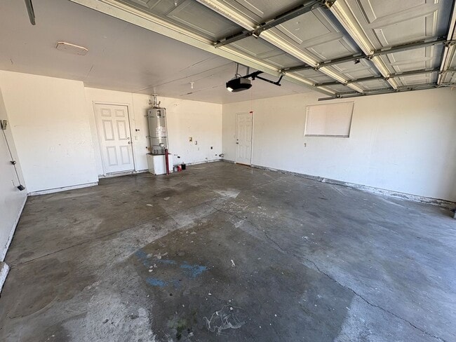 Building Photo - Charming Tulare home available now!