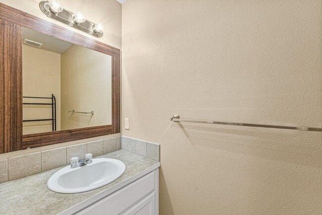 Building Photo - Spacious Corner Lot Home Near JBLM | 4 Bed...