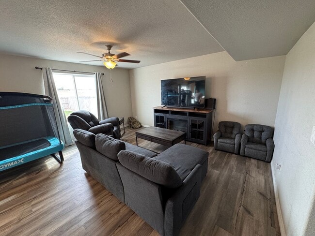 Building Photo - Beautiful 3 Bedroom, 2.5 Bathroom Rental Home