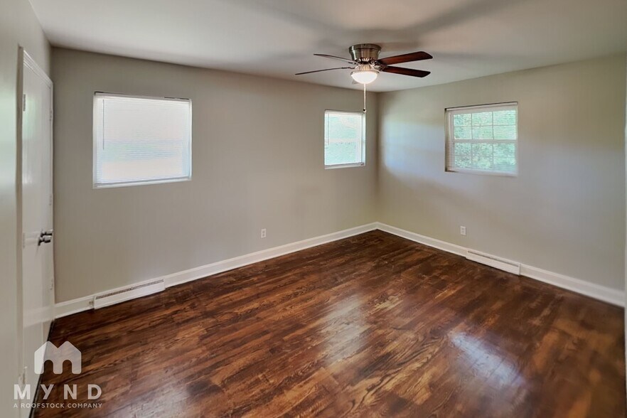 Building Photo - 5201 Pinebrook Dr
