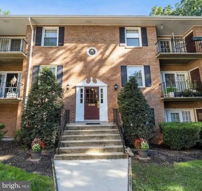 Building Photo - 3790 Lyndhurst Dr