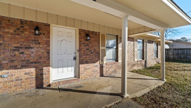 Building Photo - Newly remodeled 3 bedroom, 2 bath home.