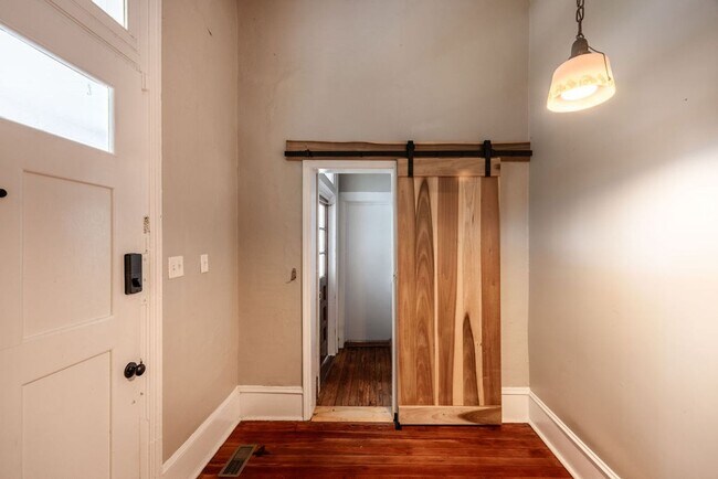 Building Photo - Downtown home walking distance to Mercer L...