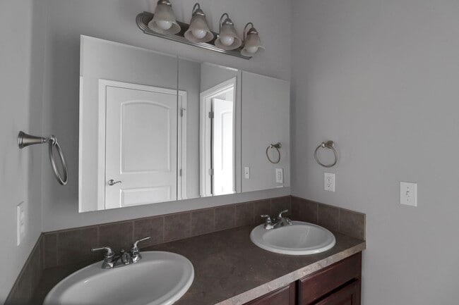 Building Photo - 3 Bed 2.5 Bath - Fireside - RV/Boat Parking - Fort Nugent Park