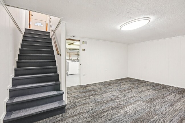 Building Photo - 470 E Vallette St
