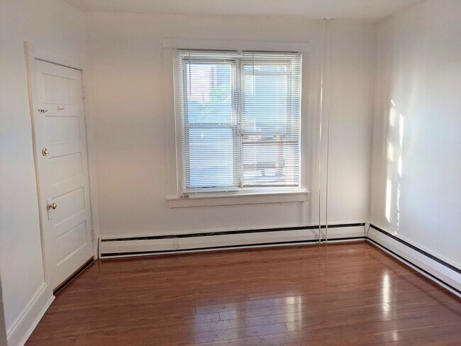 Building Photo - 612 E Morton St