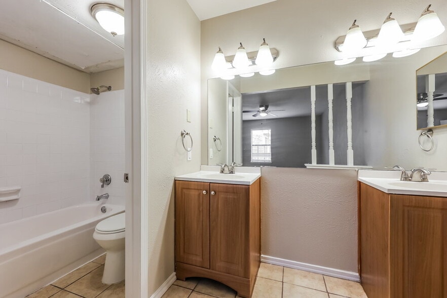 Building Photo - 1385 Southridge Dr