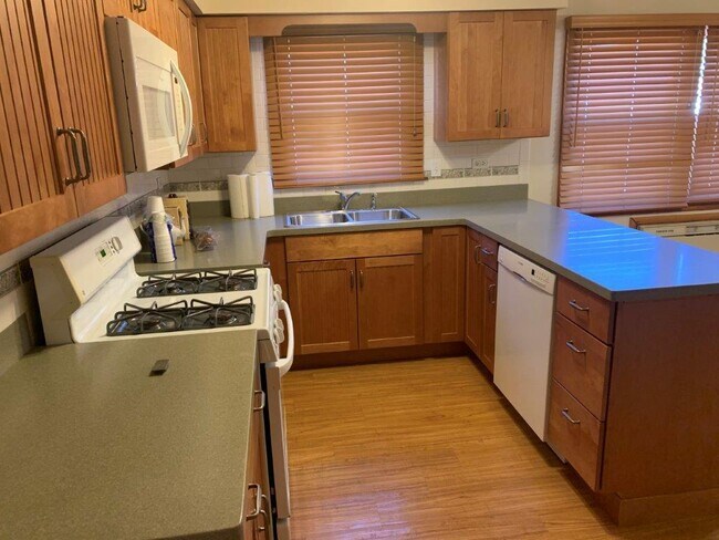 Building Photo - 6217 W Huntington St