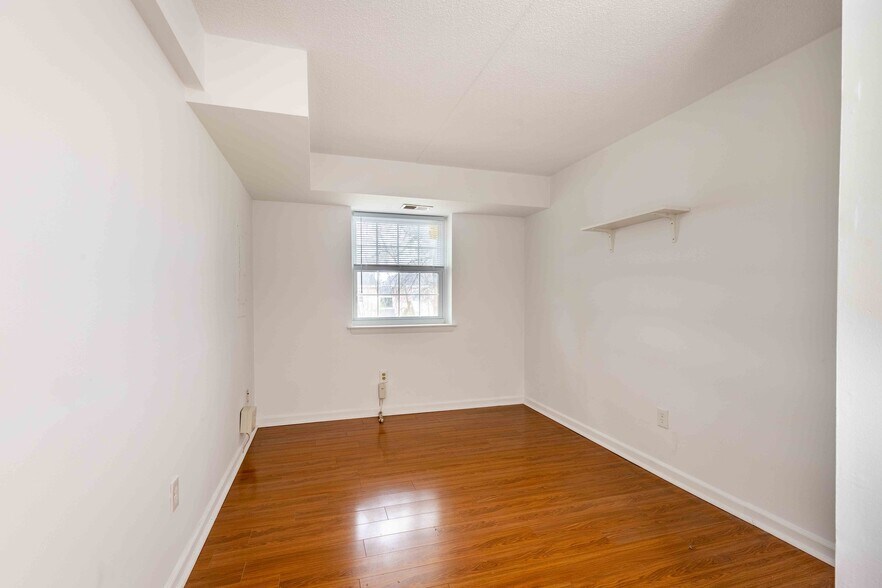 Building Photo - 3307 Valley Dr