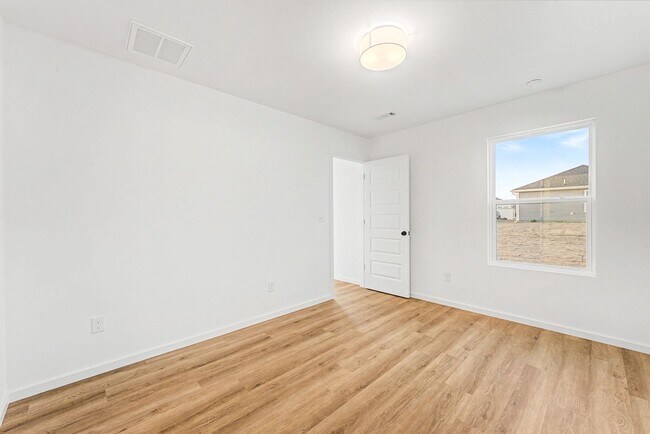Building Photo - 3 Bed, 2 Bath Home !!