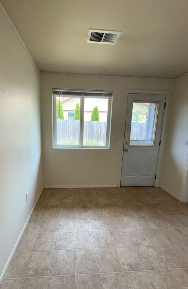 Building Photo - 2521 Yew St