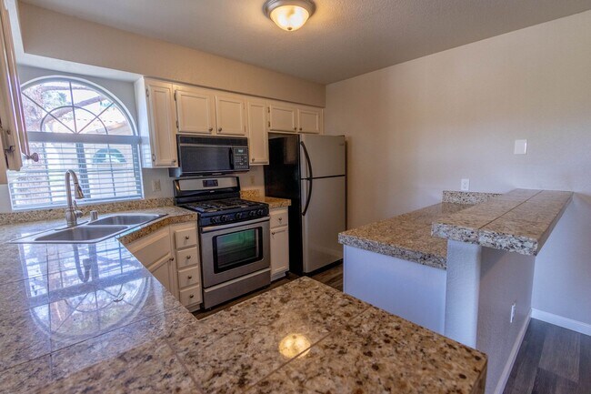 Building Photo - SPECTACULAR 2BED/2BATH CONDO IN HENDERSON!