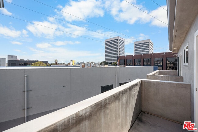 Building Photo - 1650 S Bentley Ave