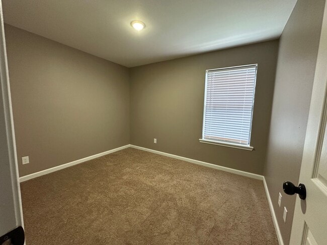 Building Photo - Welcome to this charming 3-bedroom, 2-bath...