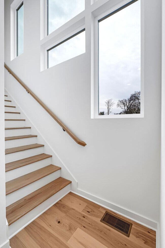 Building Photo - 1244 1st Ave S