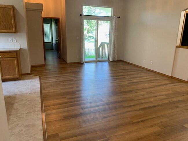 Building Photo - CDA Place Garden Home in Gated Community!