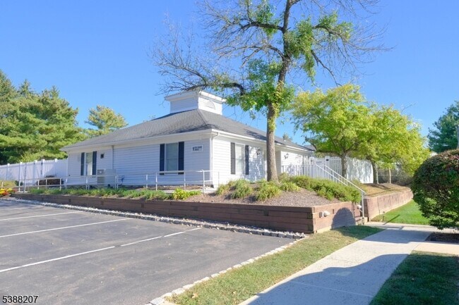 Building Photo - 184 Milkweed Ct