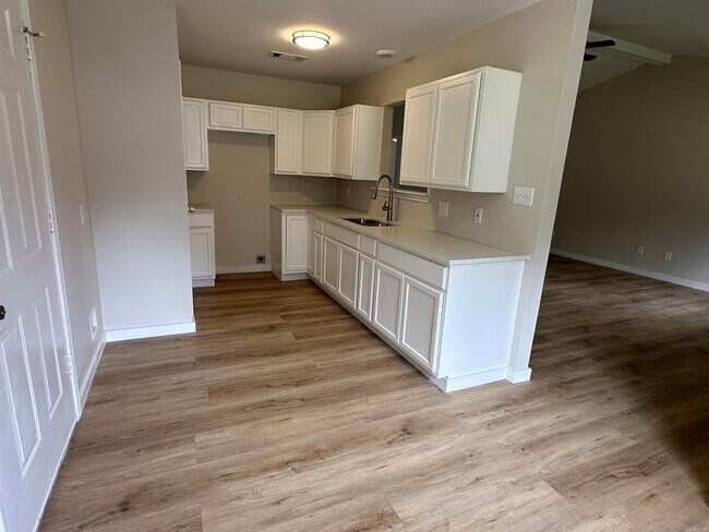 Building Photo - 216 Spring Branch Dr
