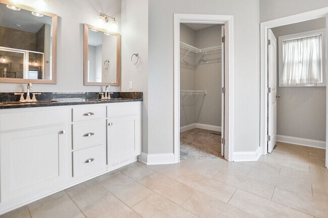 Building Photo - Pet Friendly Three Bedroom with Bonus!