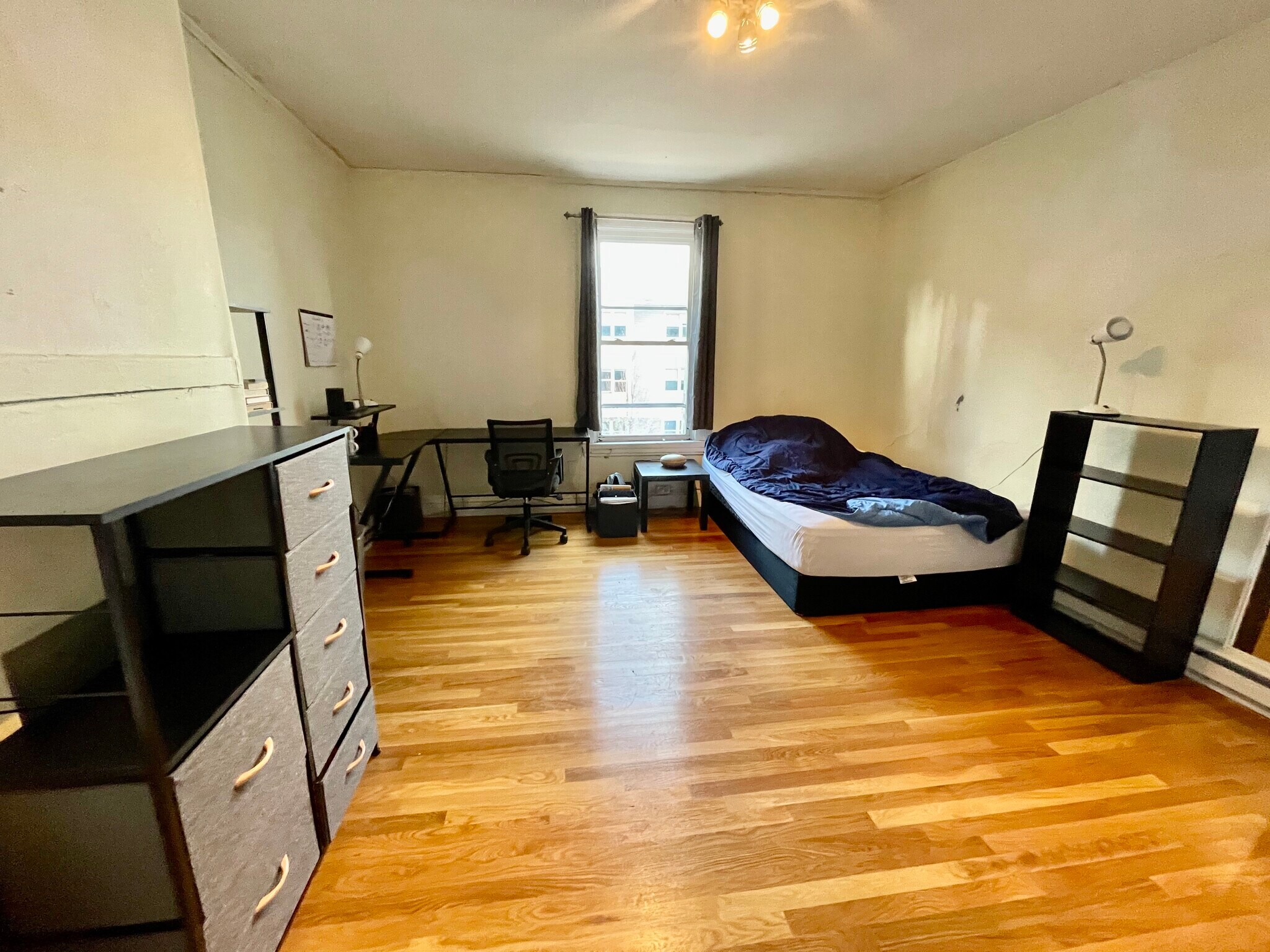 Building Photo - 688 Parker St