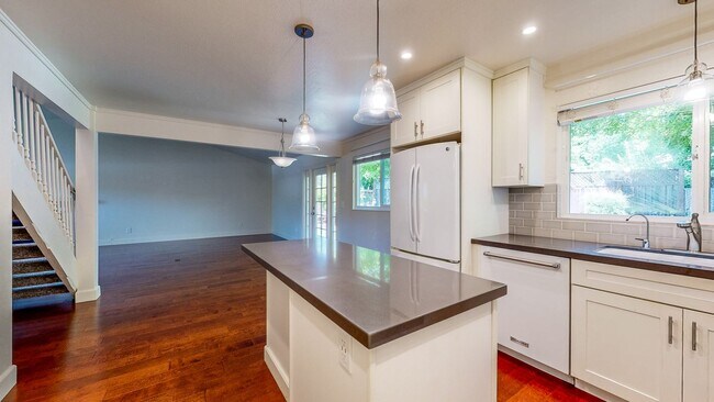 Building Photo - 360 Manka Cir
