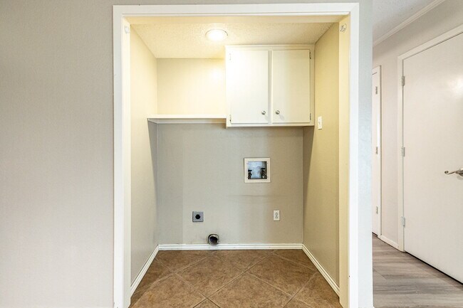 Building Photo - Spacious 2 Bedroom Townhome with Carport!