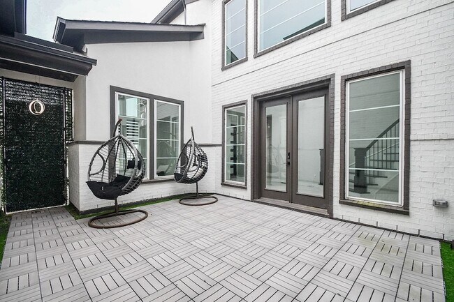 Building Photo - 10014 Oakwood Trl