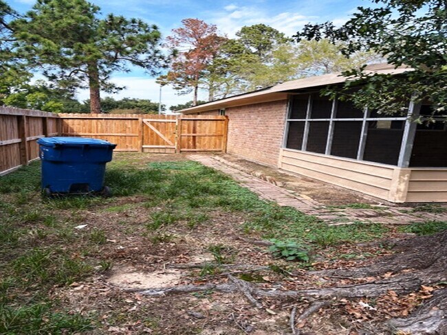 Building Photo - 5363 King Richard Dr