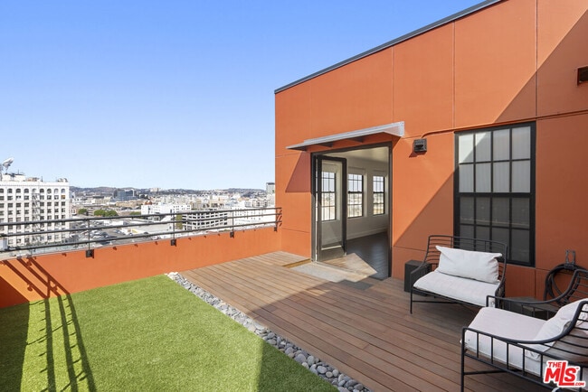 Building Photo - 746 S Los Angeles St